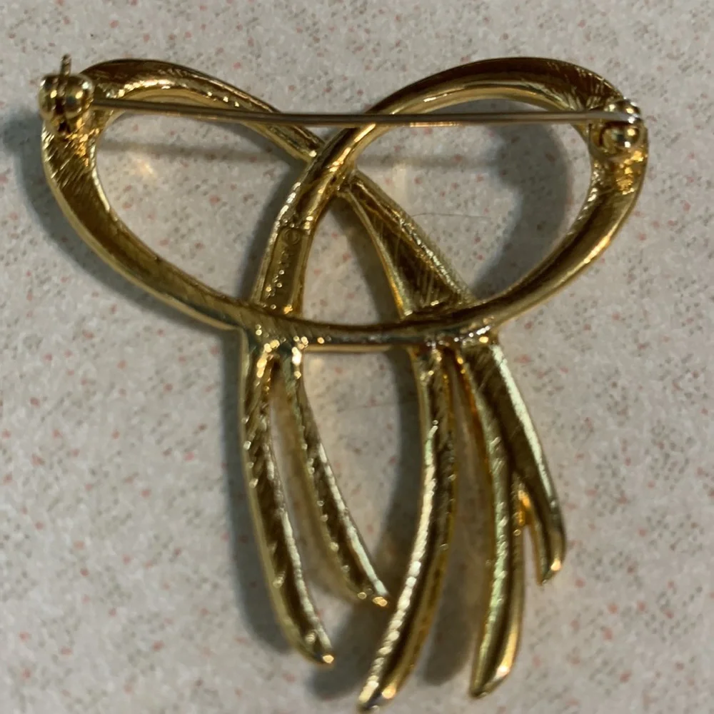 Vintage Trifari gold knot broach (374)